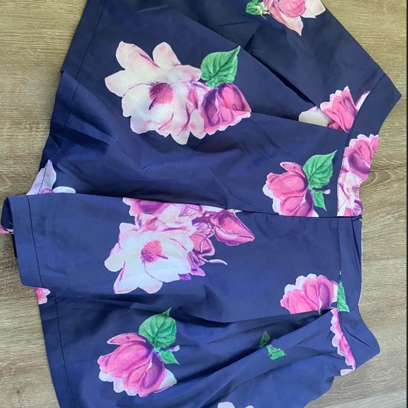 Ladies flowy shorts - Picture 2 of 2